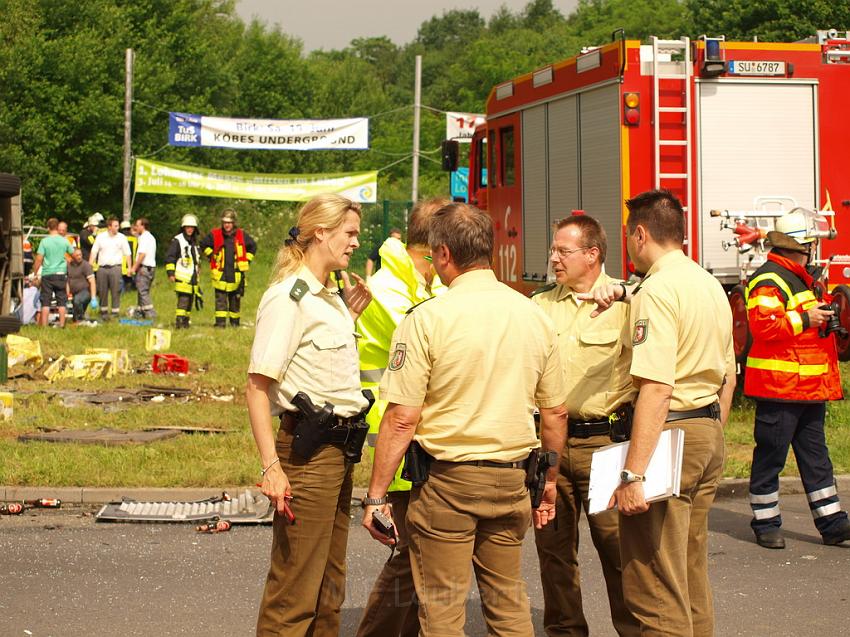 Schwerer Unfall mit Reisebus Lohmar Donrather Dreieck P090.JPG